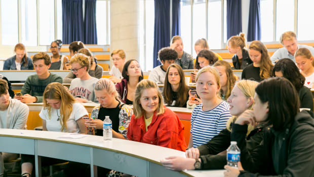 &lsquo;We moeten het vak Nederlands van onderaf opnieuw opbouwen&rsquo;